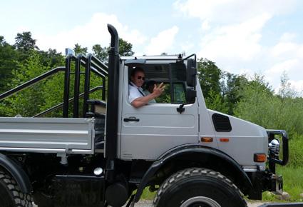 أرنولد شوارزنيغر يشتري شاحنة مرسيدس Unimog الضخمة بـ250 ألف دولار 
